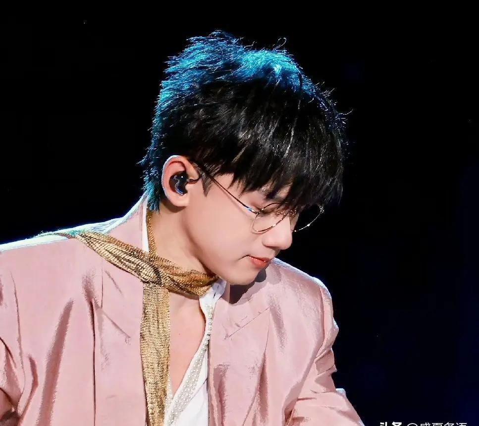 十几年前那记耳光根本没打下去，但网暴的巴掌扇了她整整十五年。后台监控早就调过，