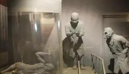 1941年，三名日本士兵强迫一对母子进入烧热的铁皮房内，母亲被烫得不停来回奔跑，