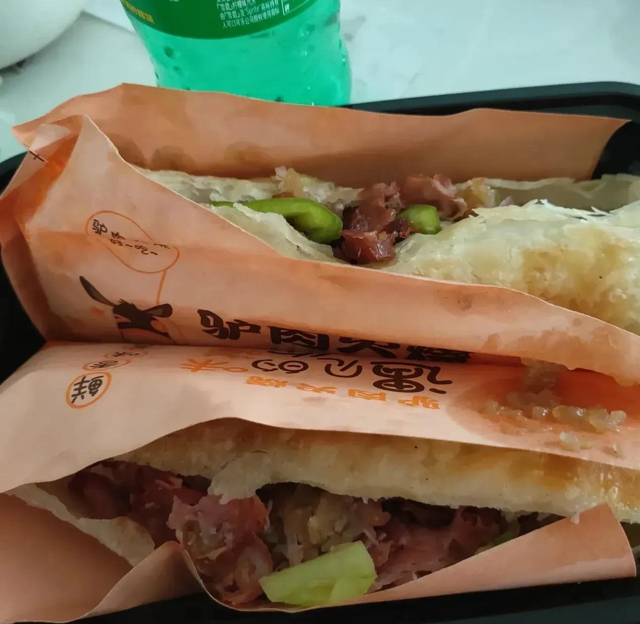 两个驴肉火烧加一个雪碧1.8元一份猪肉大葱馅儿的水饺1.7元据说还有1分钱的