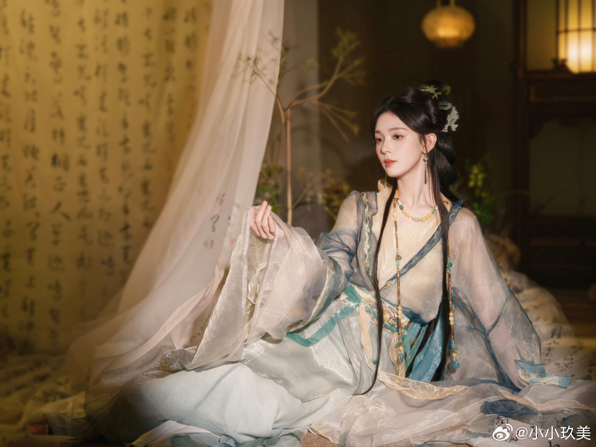 陈瑶古装跳舞仙品陈瑶蓝色古装适配度满分，舞姿轻盈又曼妙，一举一动都自带古韵仙气