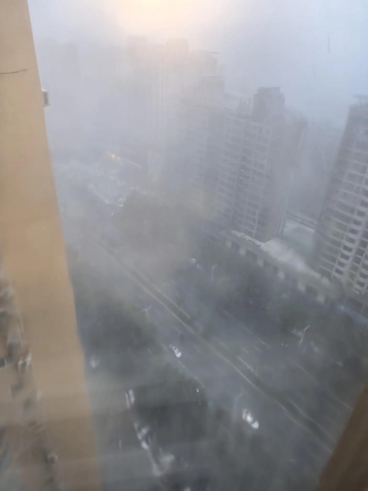 这会儿南阳真的是瓢泼大雨，能见度很低，往日清晰可见的白河，现在成了灰蒙蒙一