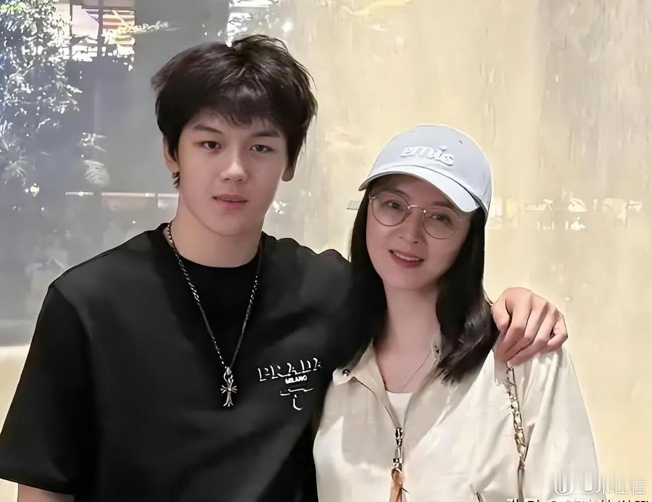 王艳改造老公不如改造儿子她这一步走的太对了球球小时候特别调皮，加上奶奶无