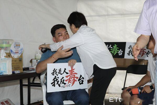 国民党四名议员候选人绝食抗争，卢秀燕连胜文前去探视国民党台北市议员杨植斗、市议