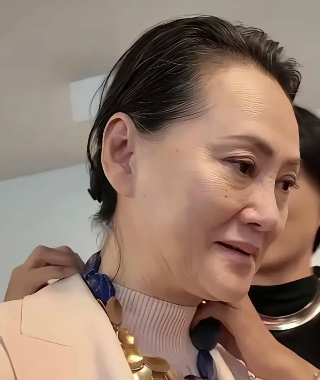 61岁大宋佳近照曝光满脸皱纹眼含泪光，女神终究还是老了！谁能想到？曾经红极一