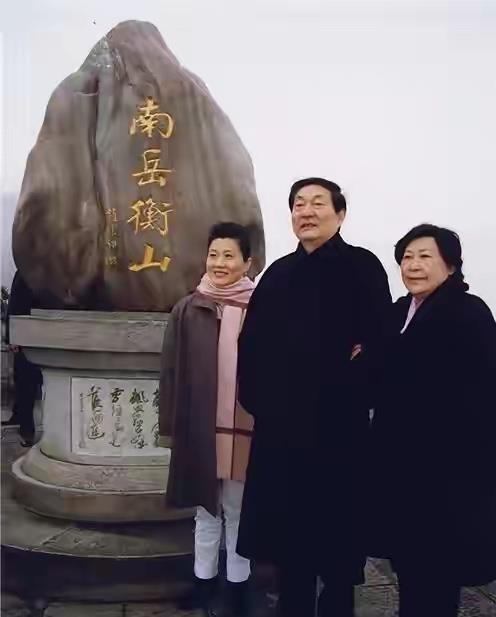 朱老与夫人劳安、女儿朱燕来在南岳衡山留下的这张合影，最打动人的不是巨石，也不是“