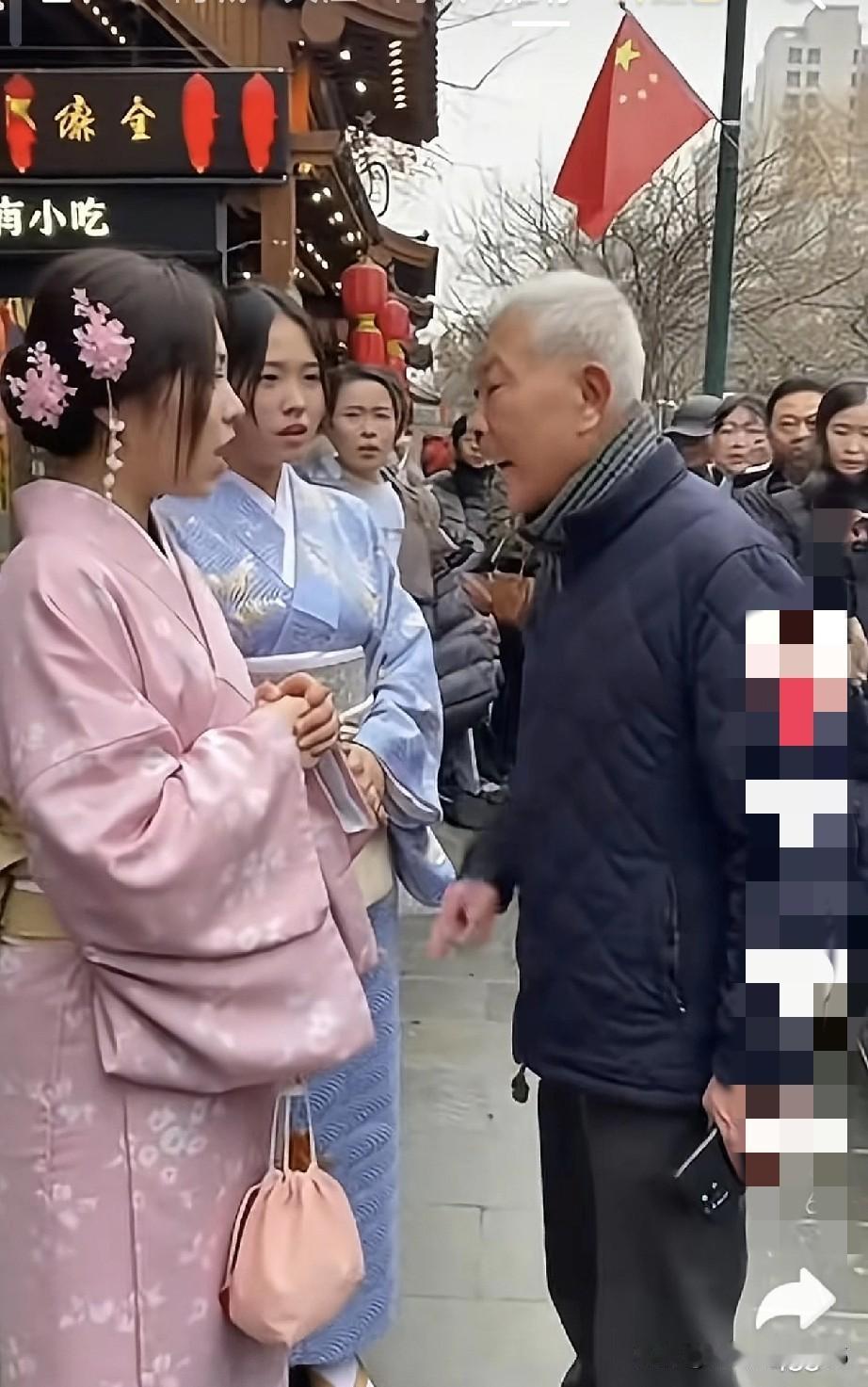 南京街头，老人怒斥穿和服拍照的女孩：“这里是南京，这样穿就不能，你们忘记了当年发
