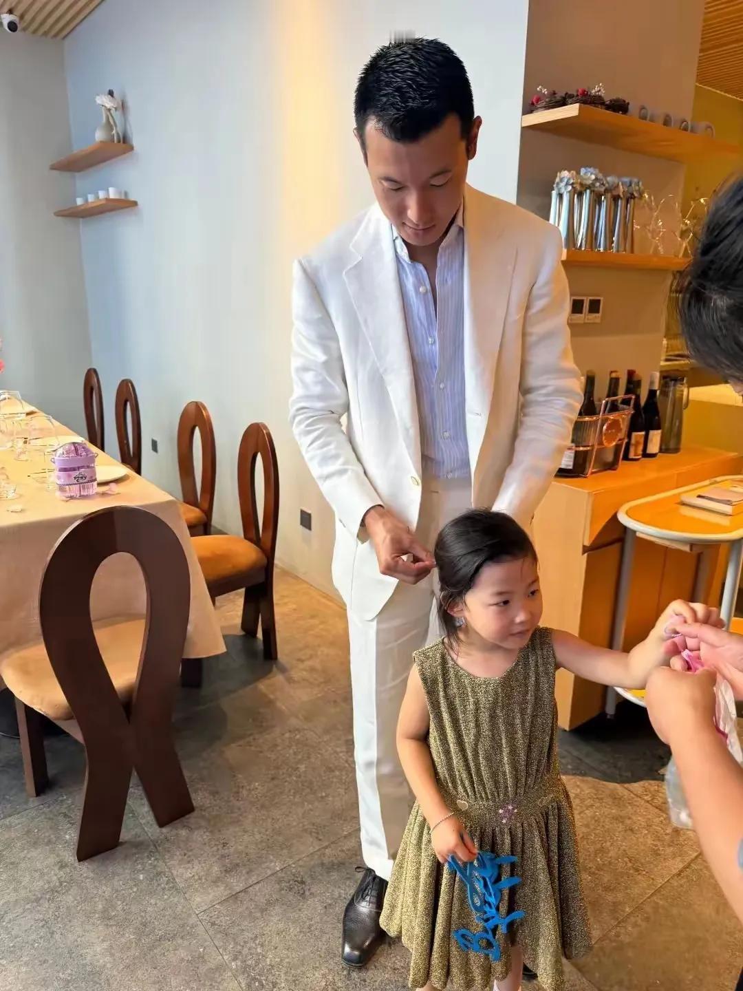7月20日，朱珠迎来41岁生日，女儿正面照曝光，一家三口同框温馨又甜蜜！照片中