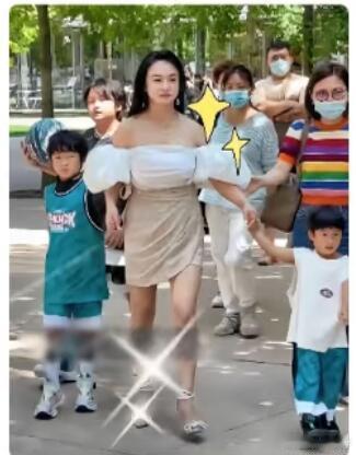 到哪都是她的舞台，她出尽风头就行冉莹颖出席学校活动穿搭