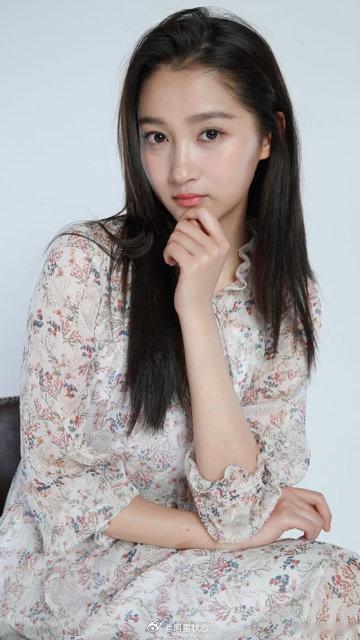 关晓彤早期棚拍生图，满屏的大长腿