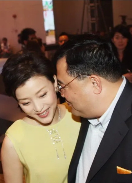 1994年，吴征斥巨资500万买下一艘游艇，将有夫之妇杨澜接到游艇上大胆表白，杨