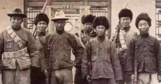 1949年，湘西游击纵队警卫中队长易鹏飞不幸被俘，残暴的土匪劝降未果后，竟然把他