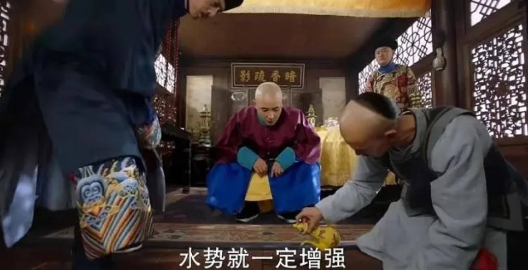 1676年，康熙在黄河边遇到一个衣衫褴褛的乞丐，给了他一张烧饼。不料，乞丐不仅不