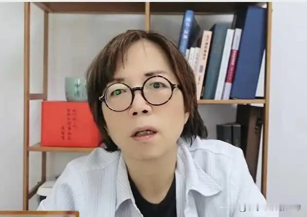 黄智贤到底是“独”还是“统”？黄智贤作为一个台湾名嘴，后来一直为哥哥黄伟哲打掩护