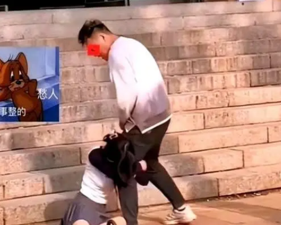 用香烟点燃的婚姻终止键！唐山男子淡定办离婚，全程直击唐山一男子在家吃饭时，无
