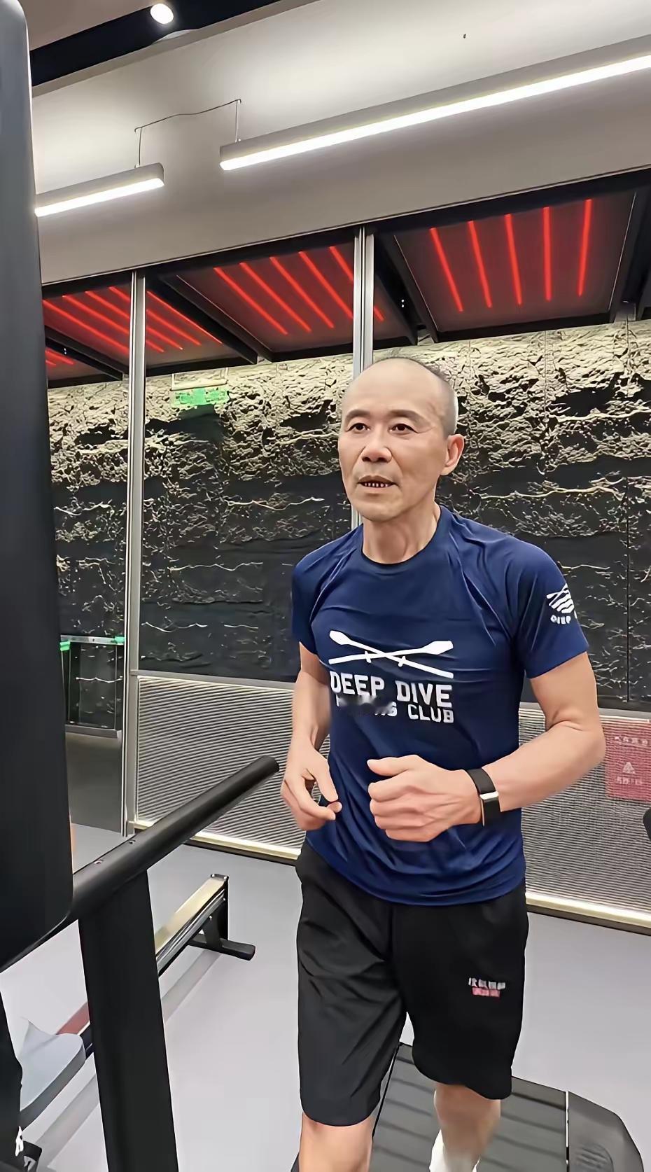 王石和吕良伟只差4岁，谁的状态令人羡慕？他们的区别只有一个，王练肌肉，吕养气