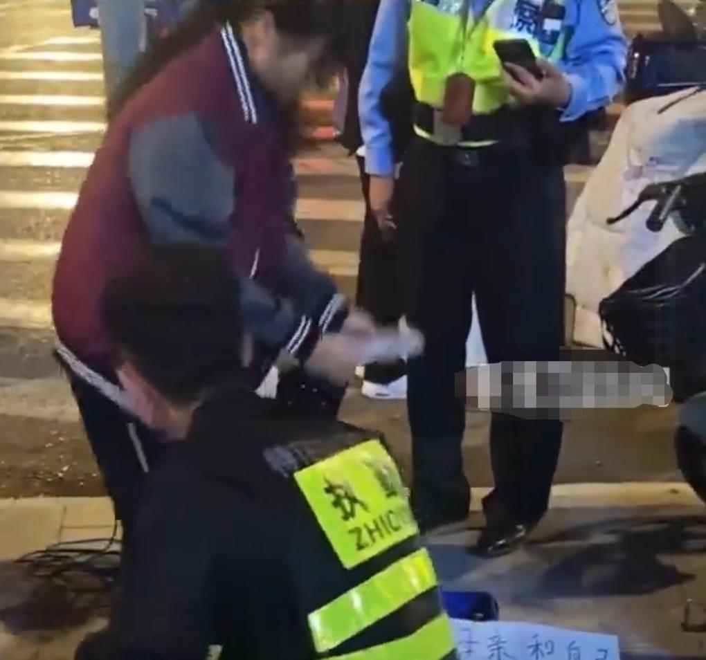 上海街头的一幕，让无数人红了眼眶。一个独自卖唱的贵州女孩，本以为等来的是驱赶，没