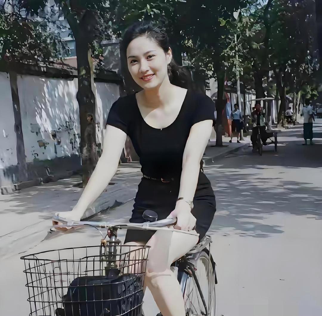 1994年深圳街头有个骑车的女子。大伙猜猜这大姨现在干啥呢？