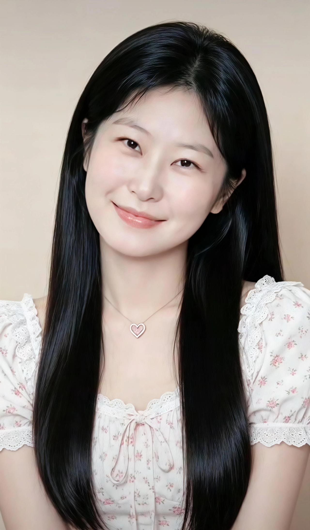 这个女孩真可爱，笑容甜美。
