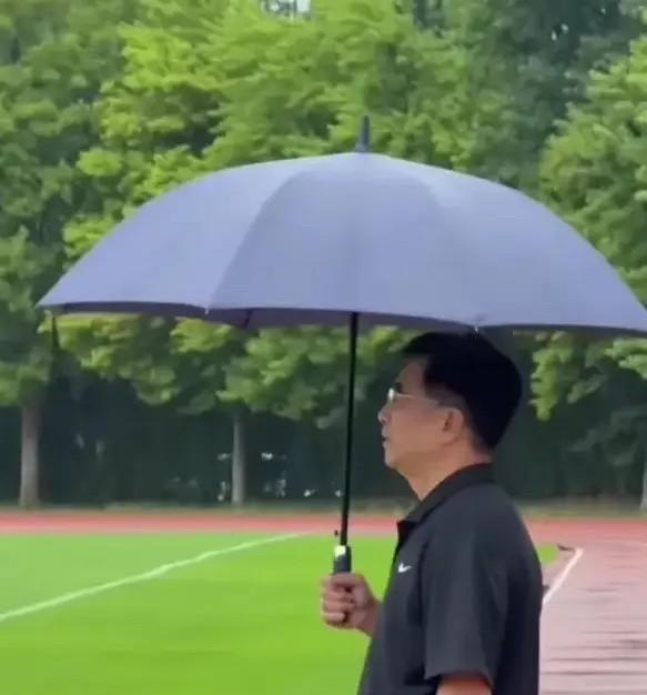 国足对韩6连败，0进球却狂丢13球。人家派上的，还是二队。代理主帅久尔杰维奇