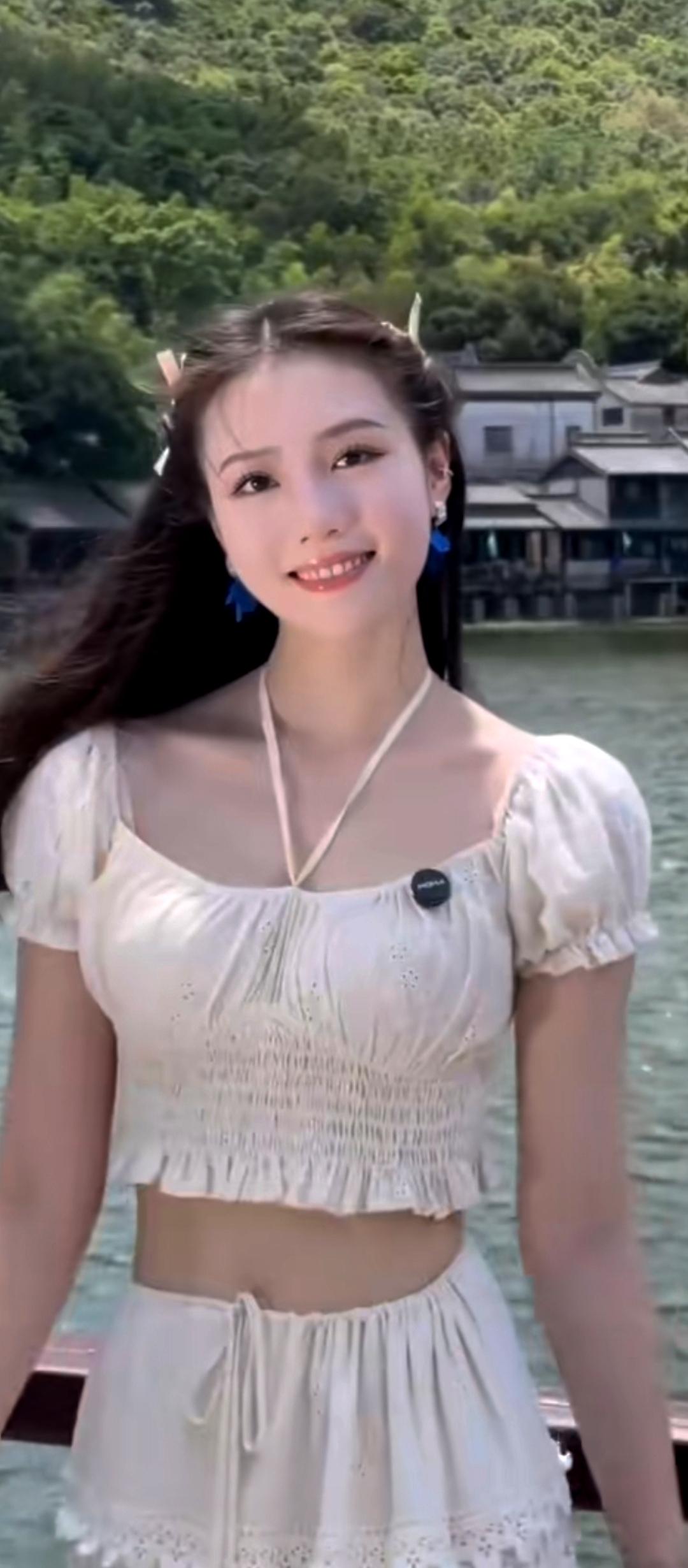 碧水青山间，佳人笑语间。