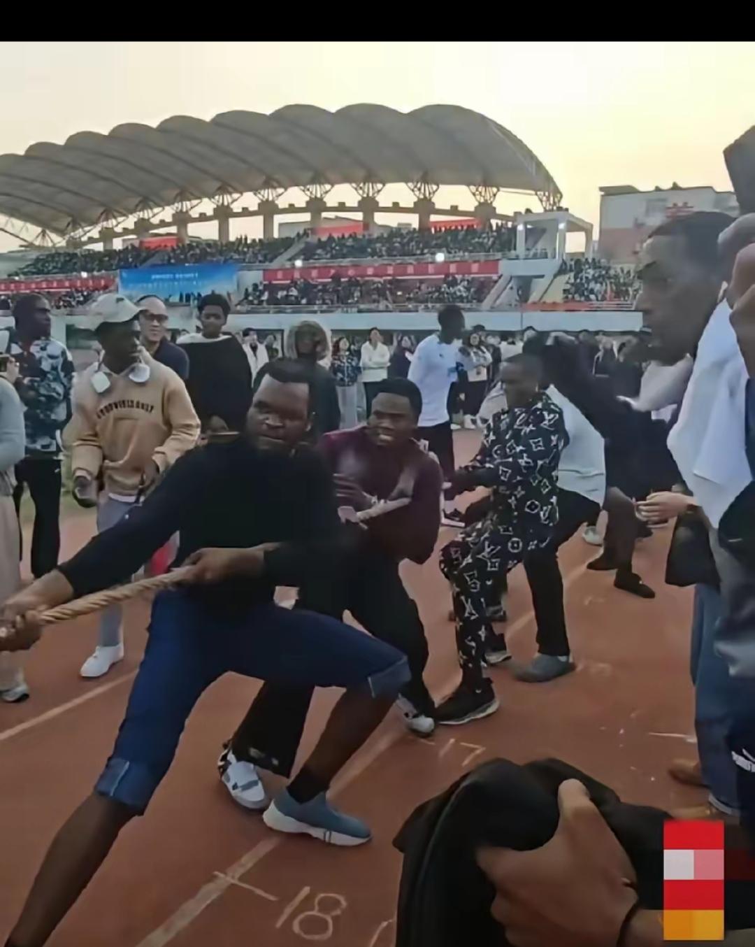 邢台学院运动会黑人留学生拔河，竟被吐槽“小地方也来”“学不到东西”——这偏见真的