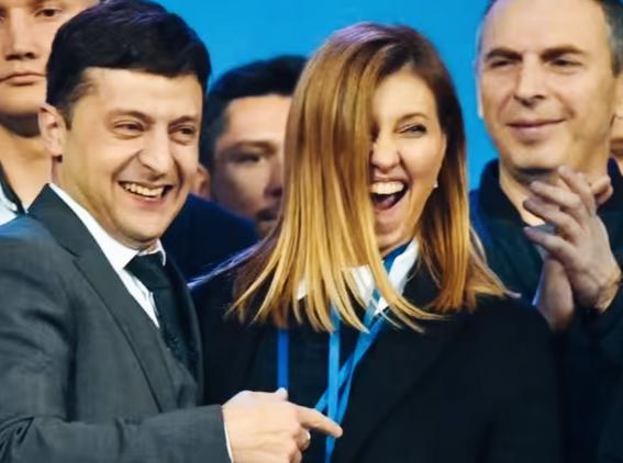 泽连斯基和妻子叶莲娜笑的是真开心啊！叶莲娜笑的这表情太夸张了啊！两人脸上的笑