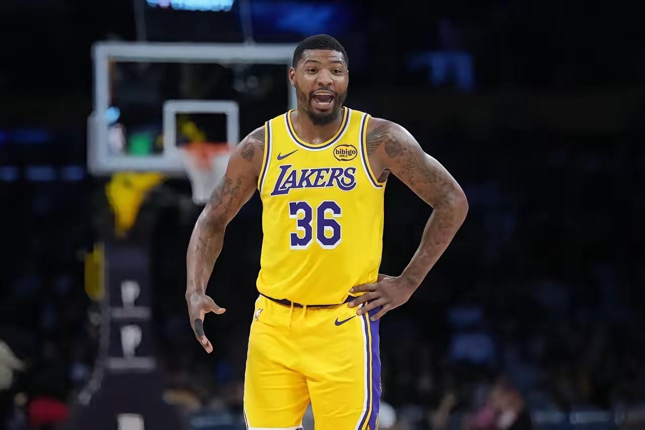 湖人的斯马特也是真可怜。他以前在凯尔特人效力很多年，而且以前是当做凯尔特人的