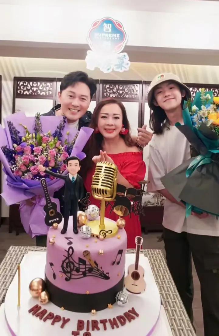 曹永廉庆62岁生日，18岁长子罕露面，长发飘飘神似外公姜大卫！TVB艺人曹永廉