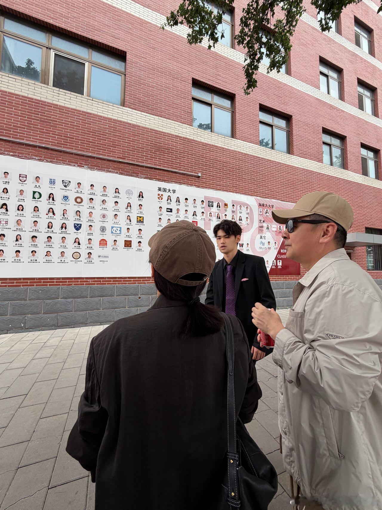蒋勤勤晒大儿子毕业照陈建斌一家三口在毕业典礼上合影，蒋勤勤笑得眼睛都弯了，当妈