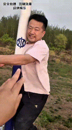 注意看！这大哥正闷头往前头走，突然后脖梗子被人拍了一下，他一回头，嚯！是个俏生生