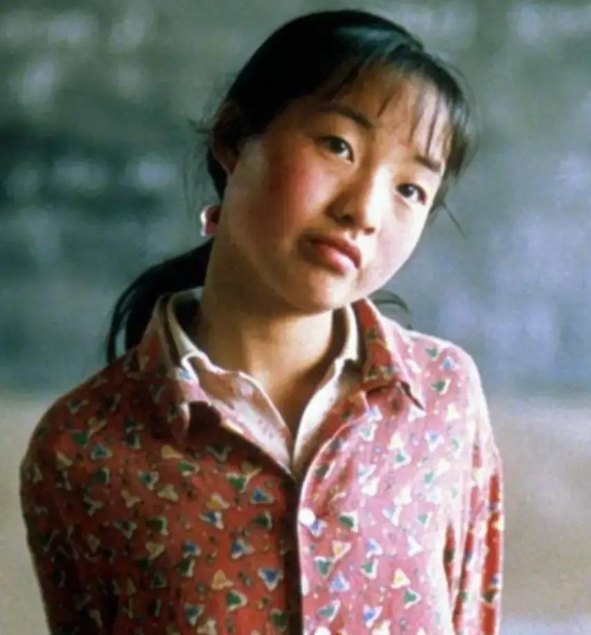 1999年，张艺谋捧红了农村女孩魏敏芝。拍完戏后，魏敏芝想进演艺圈，张艺谋却不同