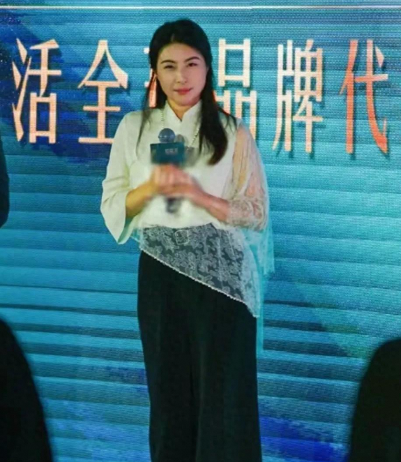 香港K11活动：郭晶晶优雅营业，欧阳夏丹少女感十足