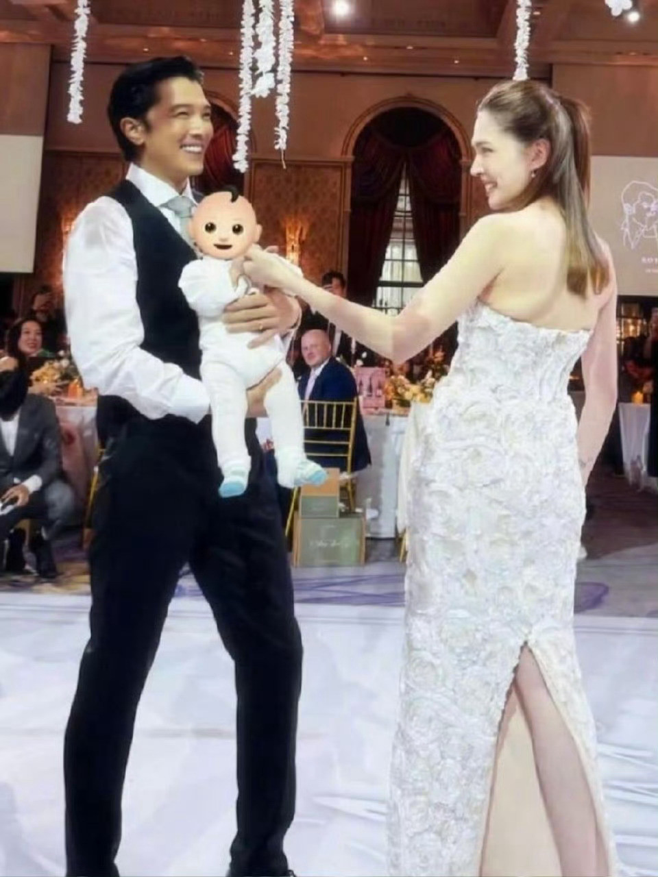 建议爱到邱泽许玮甯这样再结婚啊！婚礼晚宴还带儿子一起出来玩