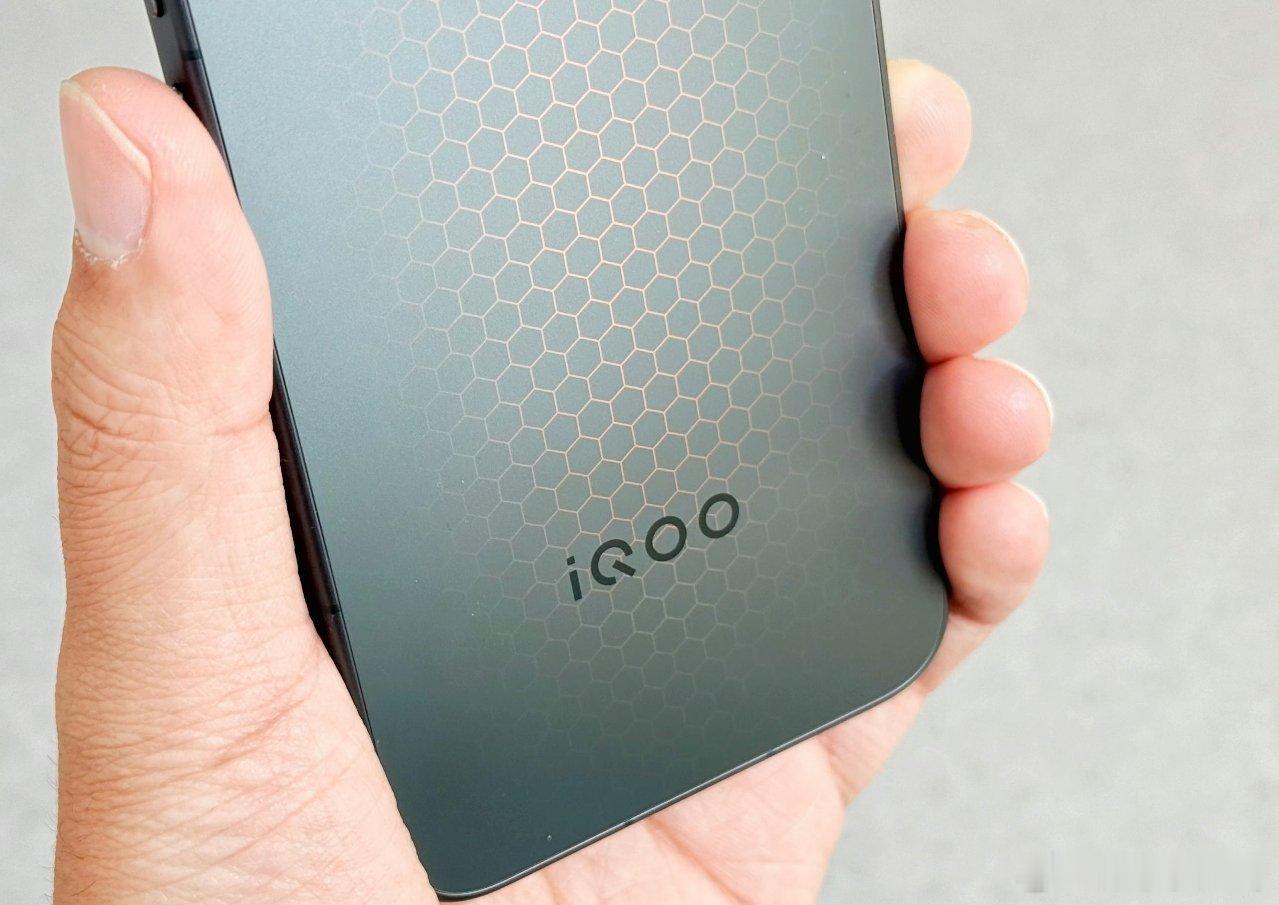 iQOO15Ultra我最喜欢这台手机的2077黑色，后盖的光栅纹理真的把
