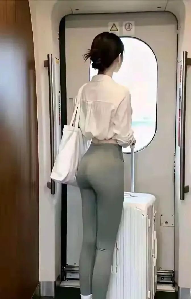 地铁里一排姑娘穿着瑜伽裤，大腿线条看得清清楚楚，我旁边的大哥假装刷手机，眼神却往