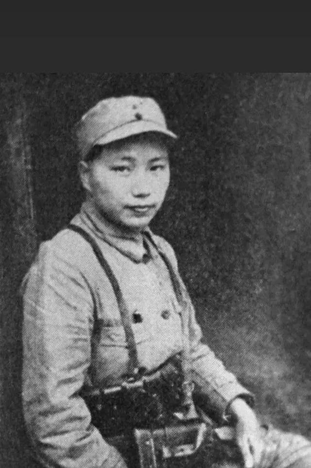 1933年，16岁的李开芬被活埋。突然，政治部主任张琴秋冲过来，喊道：“一个16