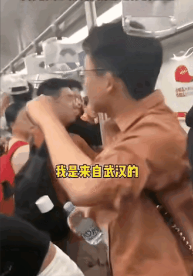 武汉小情侣在湖南旅游坐公交，女孩说累了，男孩居然对着满车人喊：“湖南的朋友，我女