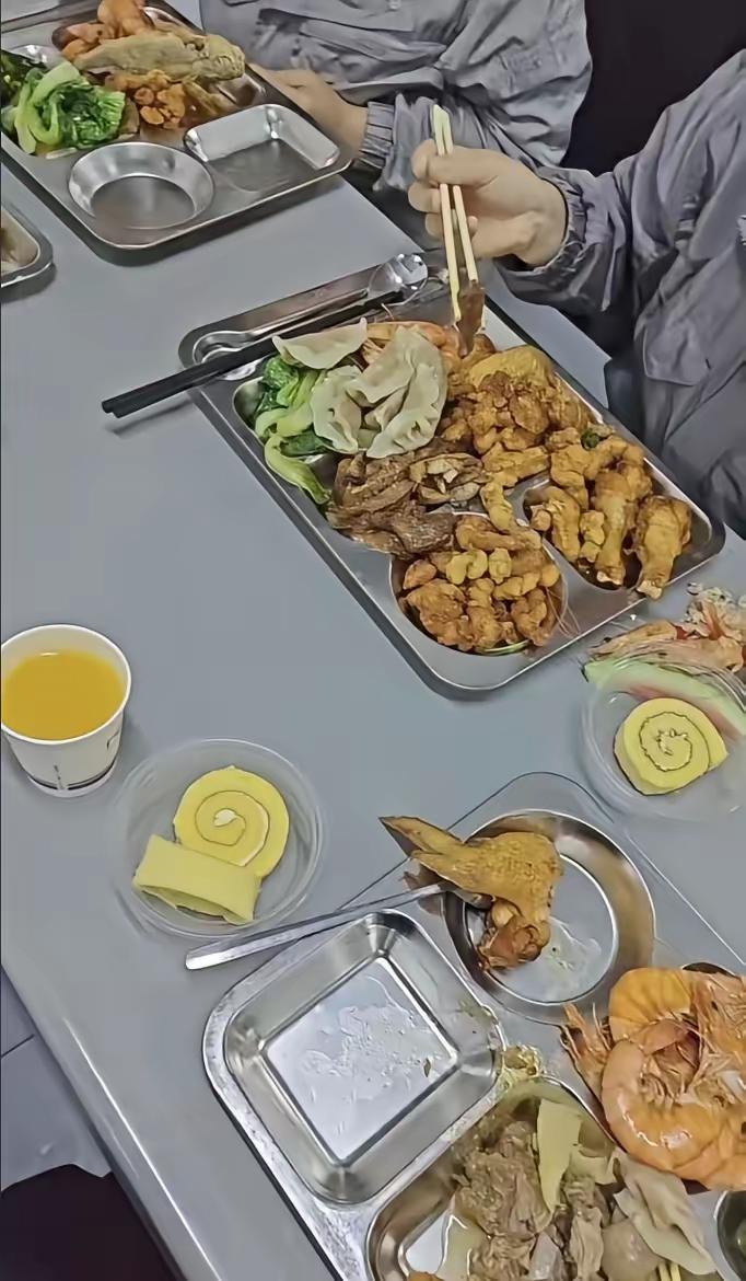 关于广东中山某电子厂年会的讨论，折射出职场文化中对于“年会”的不同期待和价值观。