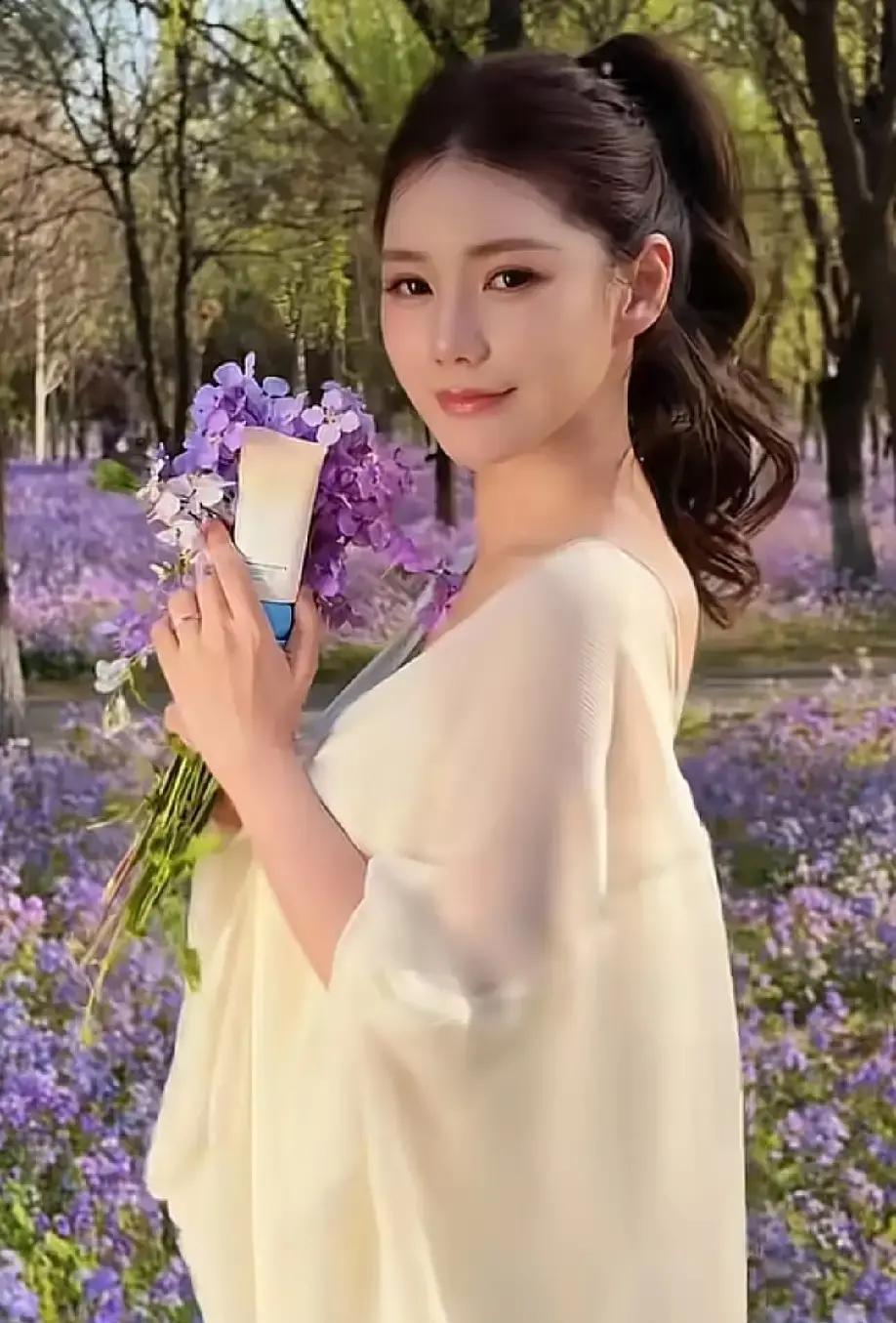 马筱梅一边说要起诉骂她的人，一边在直播间掉泪。镜头里她哭到抽噎，顺手把婆婆也