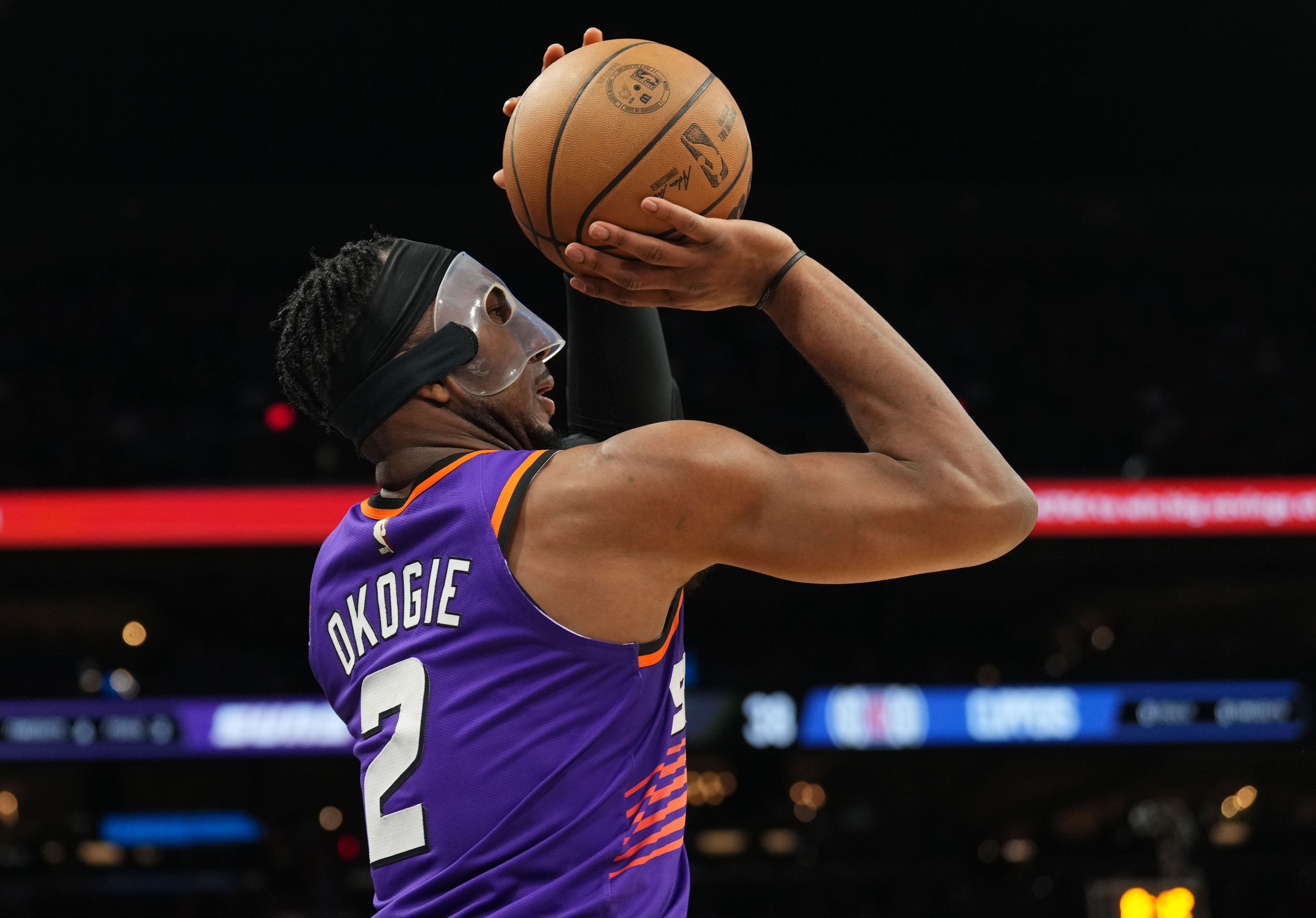 火箭队有很多高性价比的球员。如果说一位球员只拿底薪，而且在比赛里不占球权、不抢功