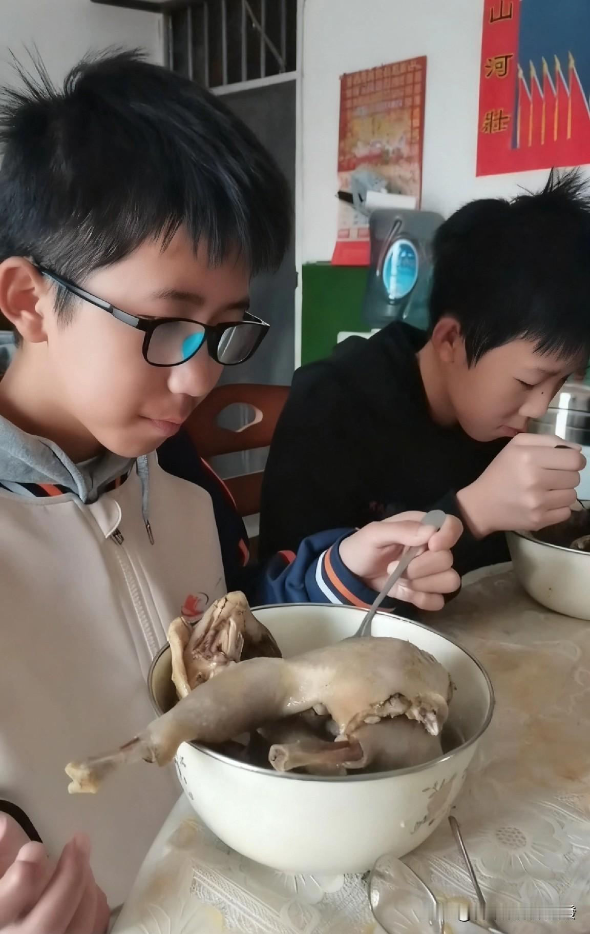 妈妈早早起来给2个儿子做了早餐，不过看到桌子上的饭后，两儿子顿时傻眼了，他们面前