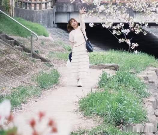 LCK主持施可莹去世曾经在LCK舞台笑容明媚的施可莹，不敌癌症遗憾离世，短暂