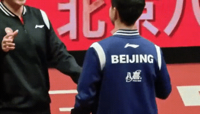 樊振东的真诚真的太圈粉了，越看越让人打心底喜欢！北京队夺冠后，他半点不扭捏，乐