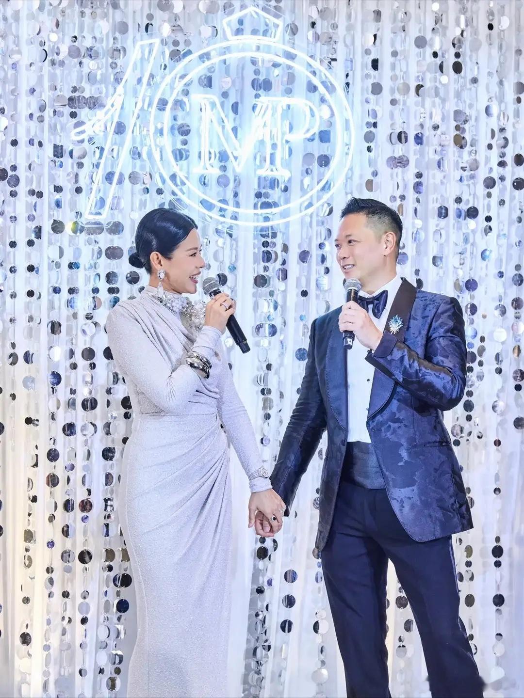 胡杏儿结婚十周年晚宴，仨儿子穿西装出席好帅，一家五口颜值养眼！！！