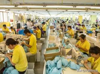 西方为啥死命催着咱们提高工人福利？人家早把账算透了：一味压榨工人，走的就是死胡同