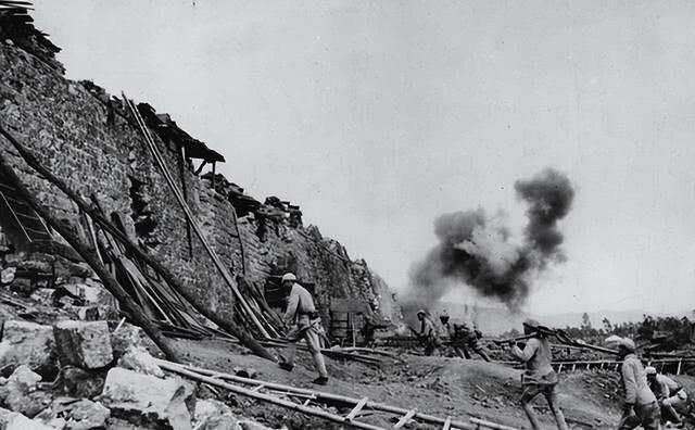 “1944年，血战腾冲42天，破城后，日军集体自杀！我们只抓到1个日本男兵，还有