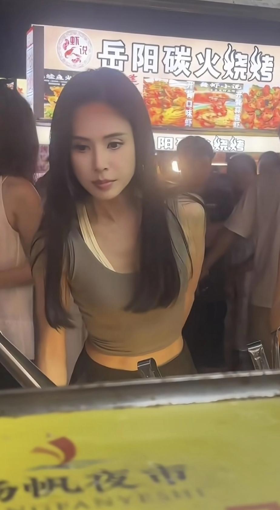 9月11日，网友晒出李若彤逛夜市的视频，被震惊一脸！59岁的李若彤，看着只有2