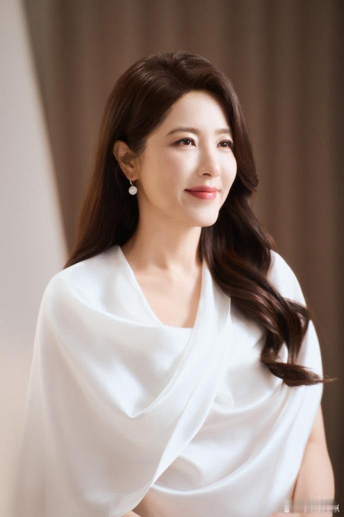 曾黎的气质也太出挑了！不规则翻领上衣搭配黑色半身裙，简约剪裁勾勒利落身姿，满屏都