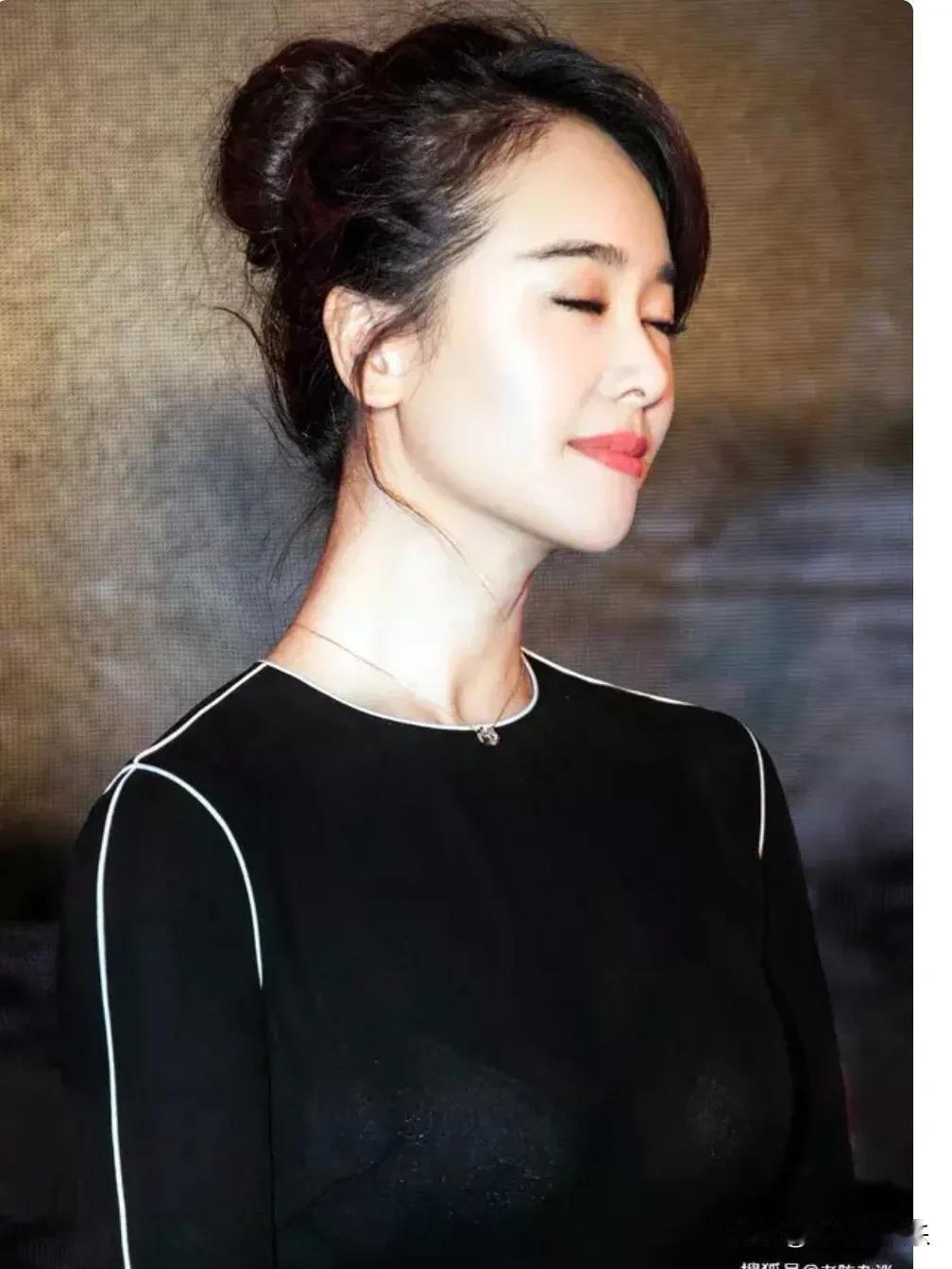 顶不住啊顶不住！左小青的身材，堪称人间惊艳。她身姿曼妙，每一处线条都似精心雕琢，