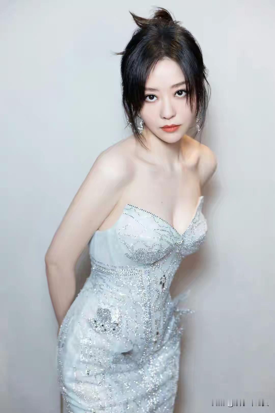 白色抹胸裙永远的神！张靓颖凭它艳压全场，隐忧却令人揪心。张靓颖身着一袭白色抹